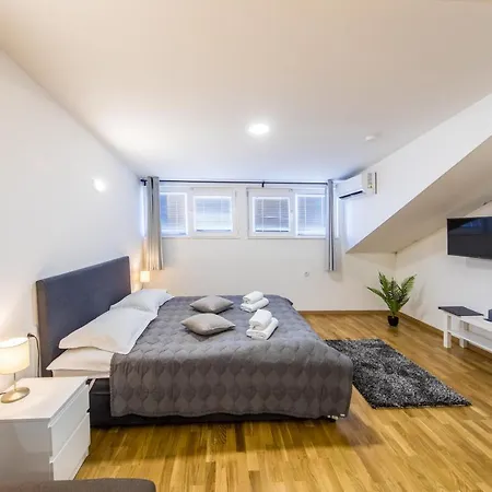 F Apartment Kragujevac