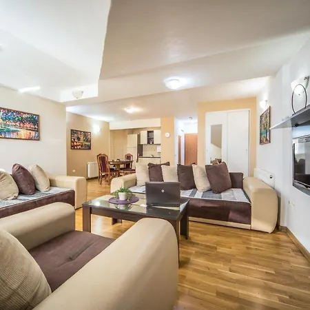 F アパート クラグイェヴァツ