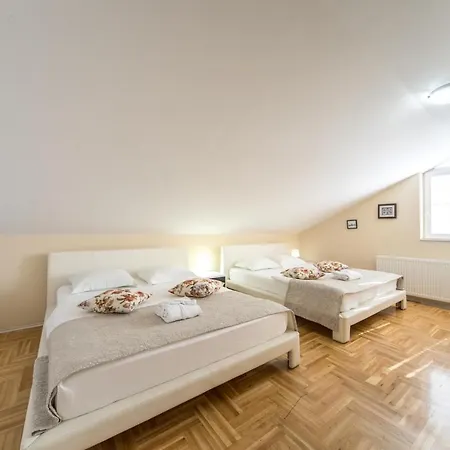 アパート F クラグイェヴァツ