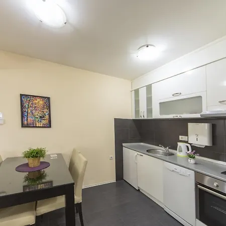 F アパート クラグイェヴァツ